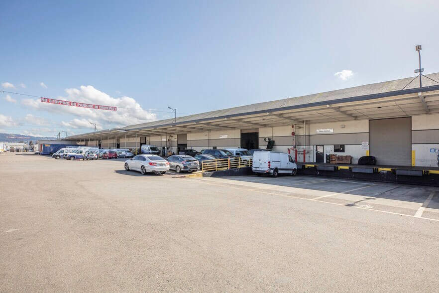 More Photos Of 6195 Coliseum Way, Oakland Unknown For Lease