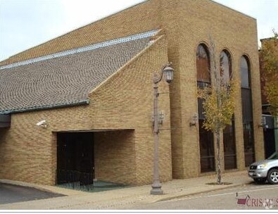 More Photos Of 152 N Broadway St, New Philadelphia Office For Lease