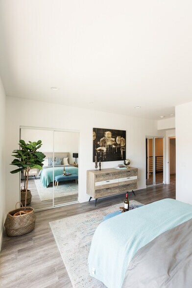 More Photos Of 14827 W Victory Blvd, Van Nuys Apartments For Sale