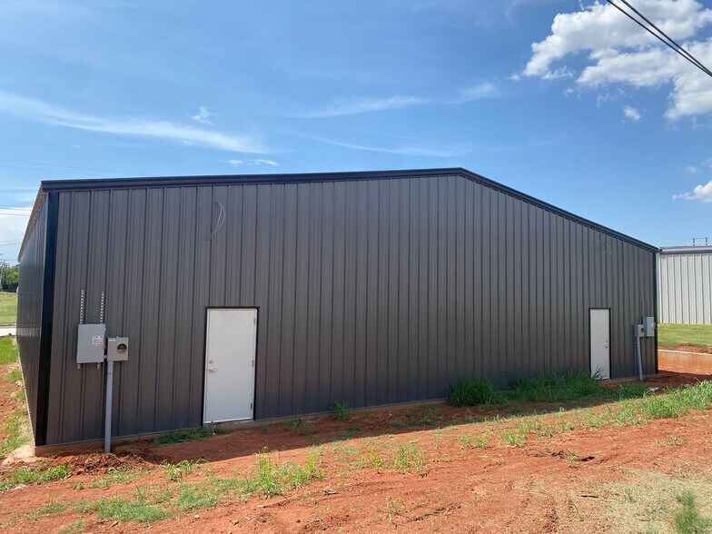 More Photos Of 8610 N Classen Blvd, Oklahoma City Warehouse For Lease