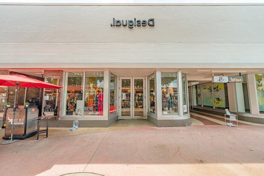 More Photos Of 618-670 Lincoln Rd, Miami Beach Storefront For Lease