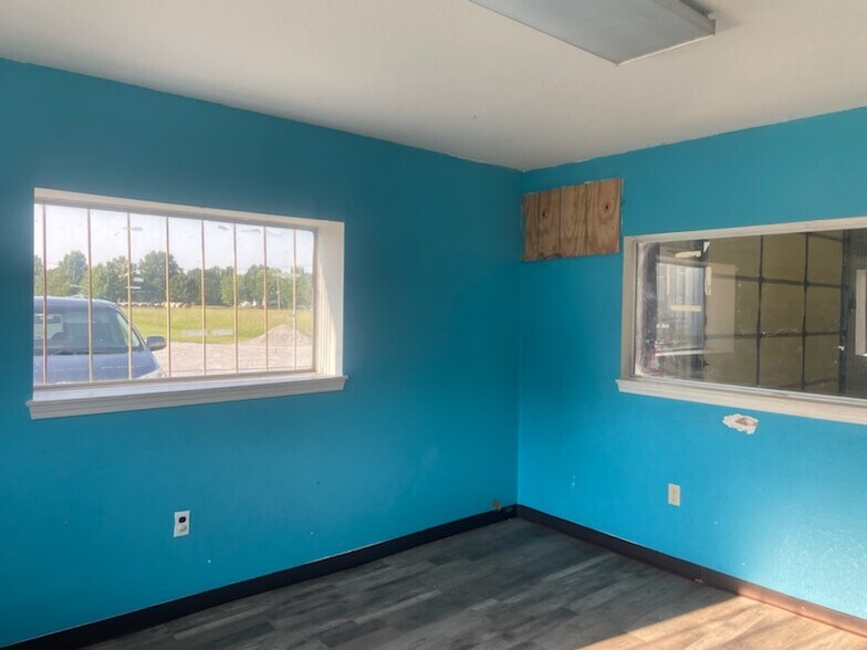 More Photos Of 307 NW 5th St, Pryor Industrial For Sale