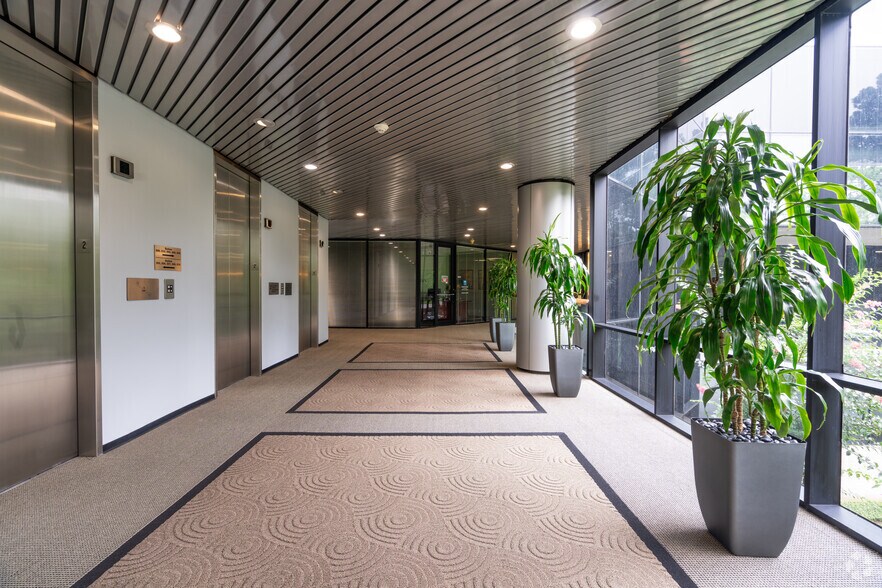 More Photos Of 14550 Torrey Chase Blvd, Houston Office For Lease