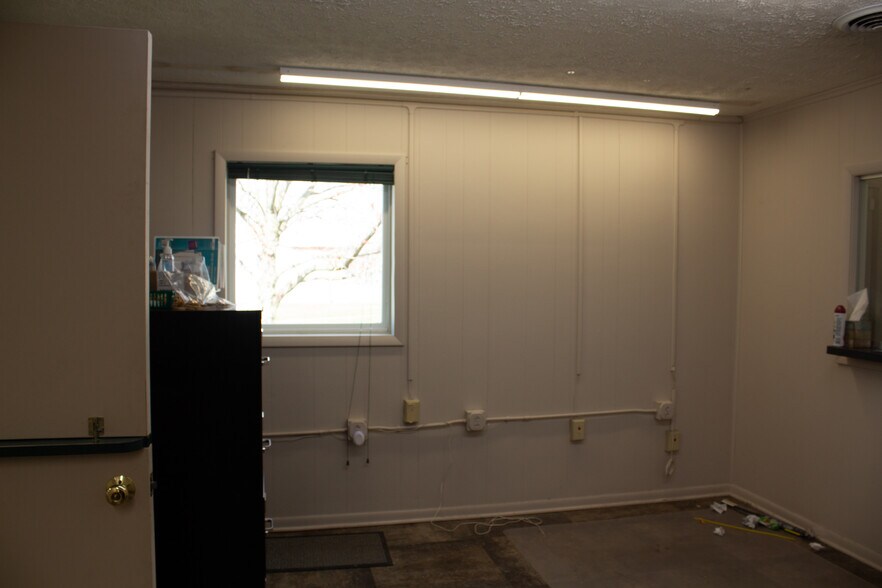 More Photos Of 645 Bellefontaine Ave, Marion Light Distribution For Sale