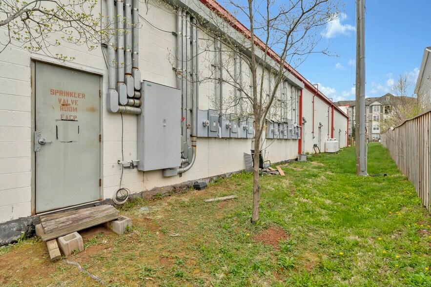 More Photos Of 21735 Shellhorn Rd, Ashburn Storefront For Sale