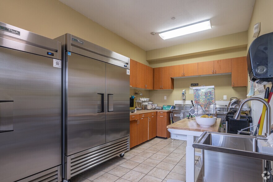 More Photos Of 9120 Airport Blvd, Houston Hotel For Sale