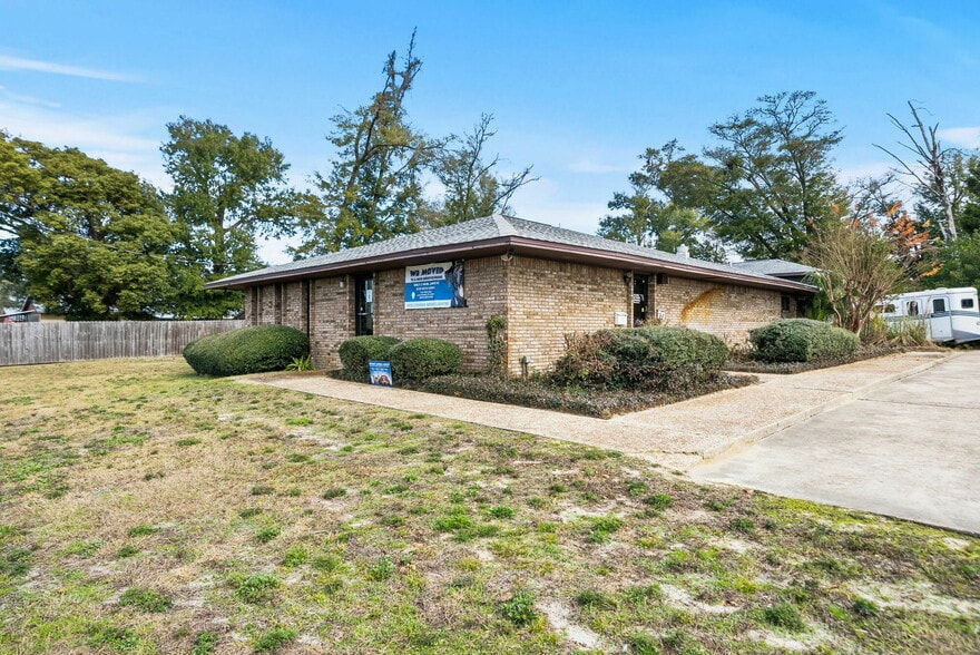 Primary Photo Of 4740 Highway 389, Lynn Haven Veterinarian Kennel For Sale