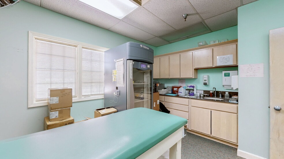 More Photos Of 1701 Spring St, Jeffersonville Medical For Sale