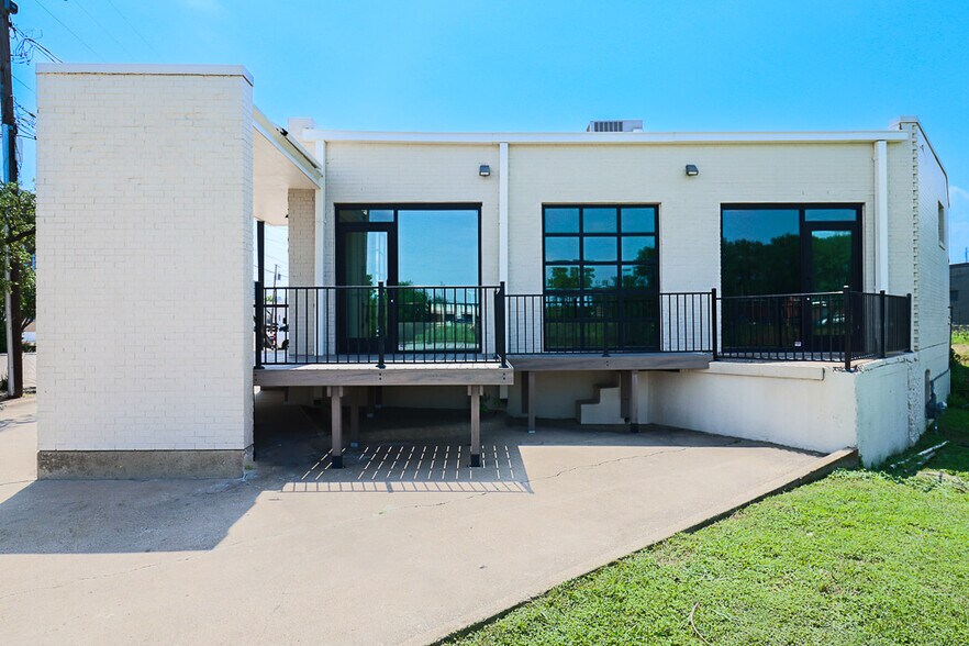 More Photos Of 2285 & 2289 Vantage St, Dallas Light Manufacturing For Lease