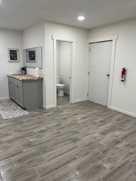 More Photos Of 3775 NW 32nd St, Newcastle Office For Sale