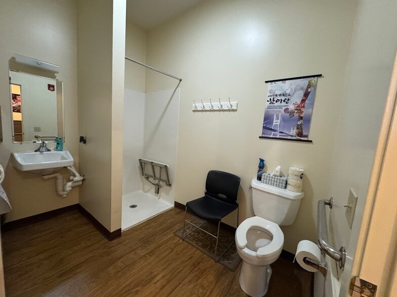 More Photos Of 78 Fisherville Rd, Concord Flex For Sale