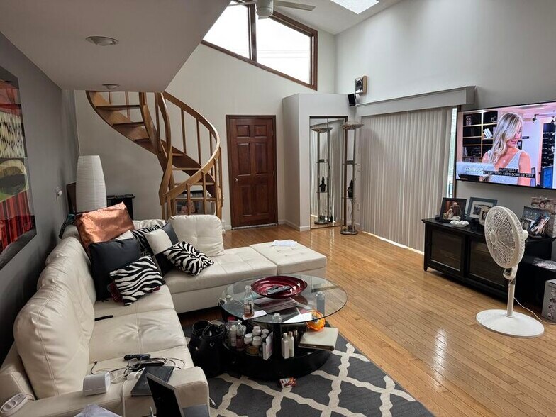 More Photos Of 136 W Grand Ave, Old Orchard Beach Hotel For Sale