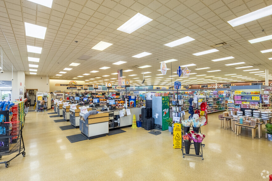 More Photos Of 208 E Mcintyre St, Mullins Supermarket For Sale