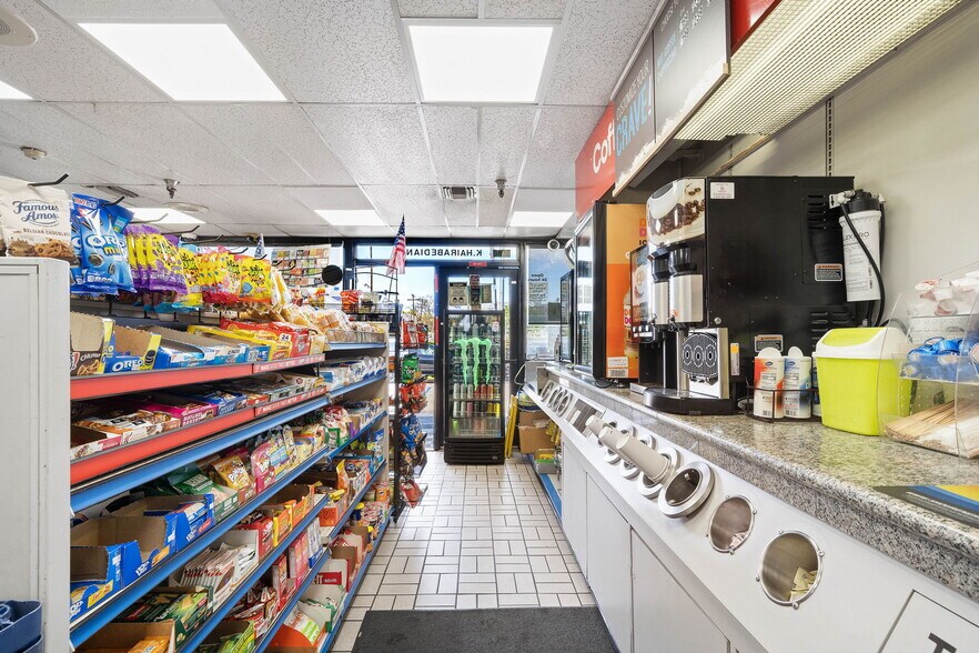 More Photos Of 5560 Van Nuys Blvd, Sherman Oaks Service Station For Sale