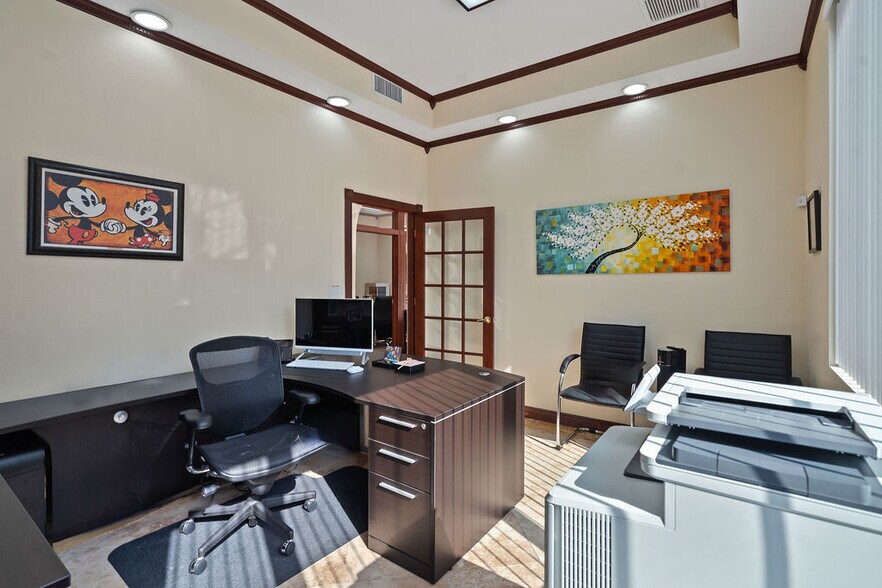 More Photos Of 7901 Kingspointe Pky, Orlando Light Distribution For Sale