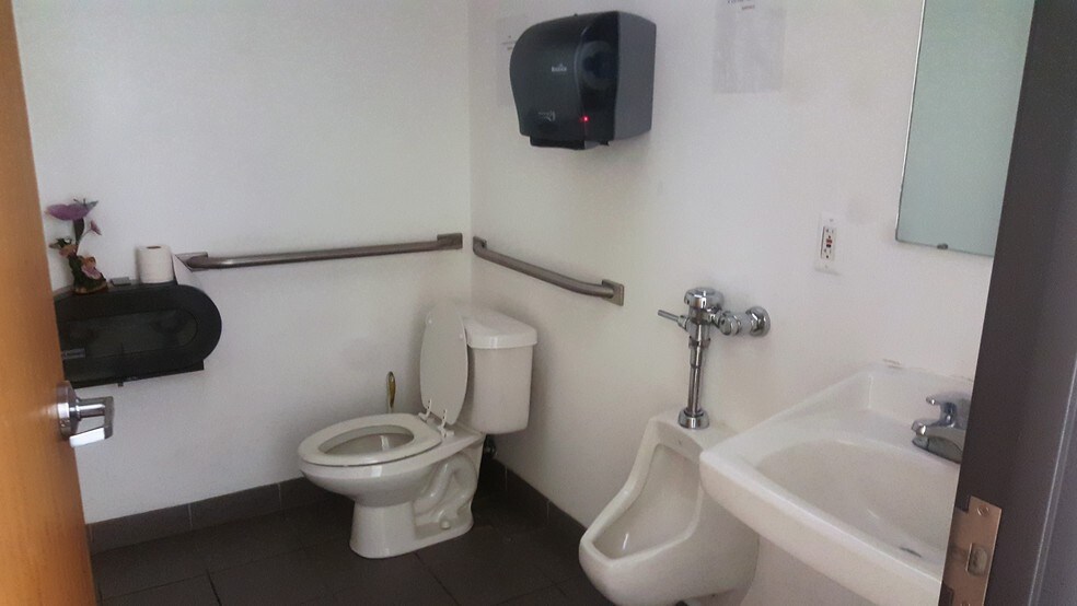 More Photos Of 9445 Inkster Rd, Taylor Truck Terminal For Sale