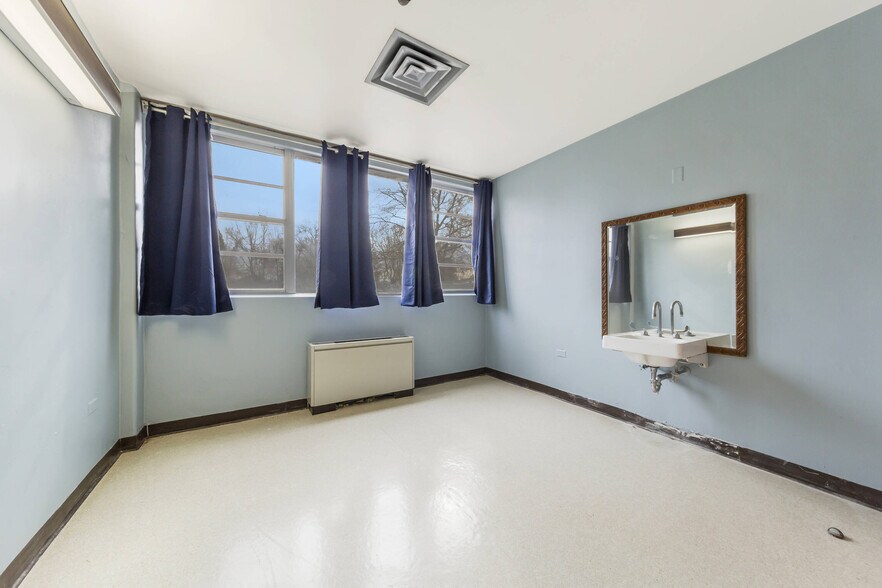 More Photos Of 300 S Bradford St, Rayne Specialty For Sale