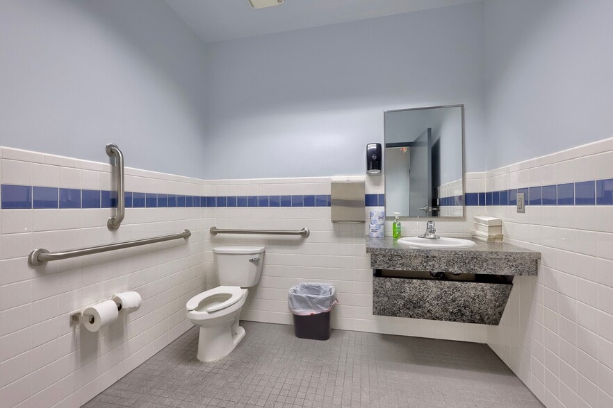 More Photos Of 22 Blackhawk Ln, Elizabethtown Distribution For Sale