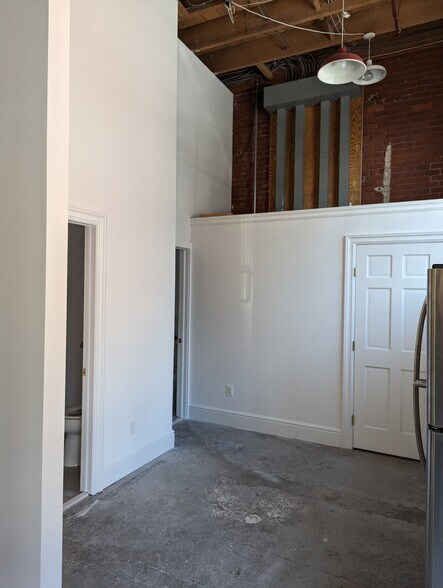 More Photos Of 583 Pacific St, Stamford Freestanding For Lease