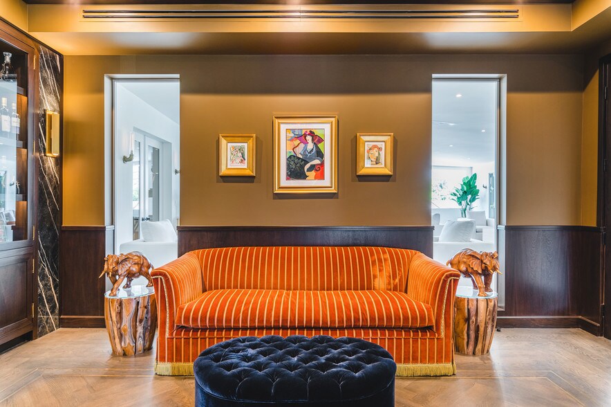 More Photos Of 2211 W Burbank Blvd, Burbank Office For Sale