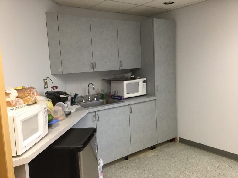 More Photos Of 410 Bergen Blvd, Palisades Park Storefront Retail Office For Lease