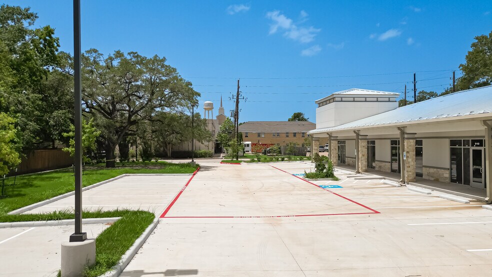 More Photos Of 910 East Ave, Katy Showroom For Lease