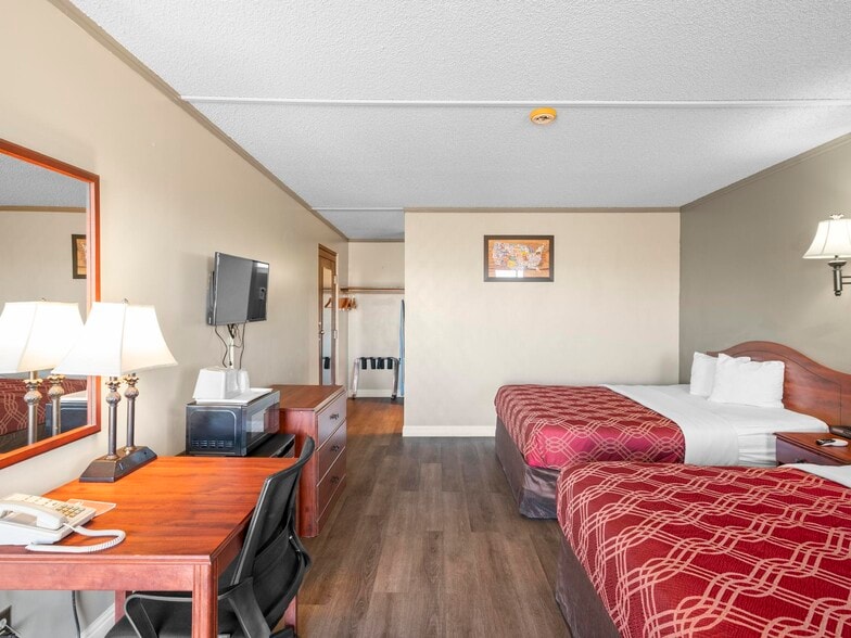 More Photos Of 1225 S State St, Salina Hotel For Sale