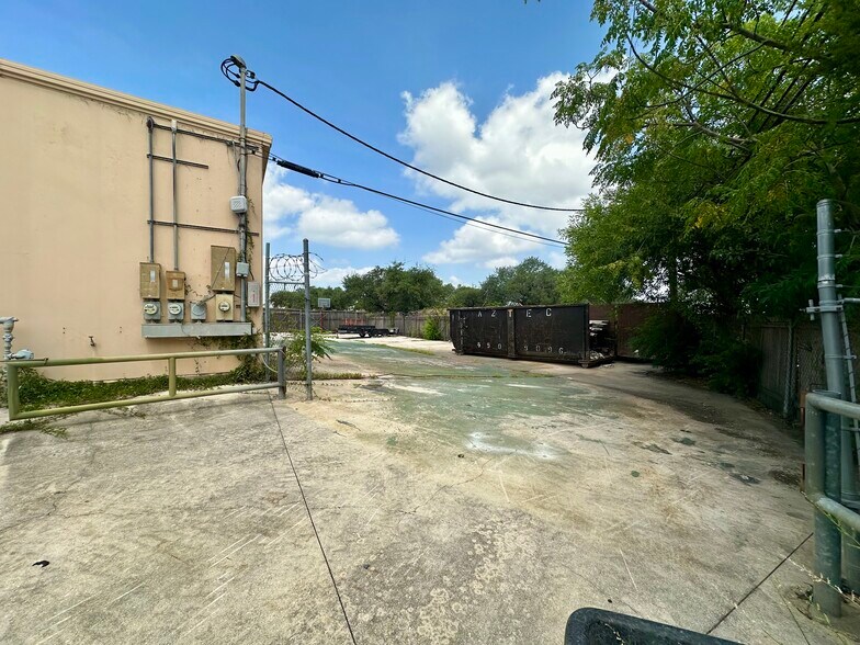 More Photos Of 4722 Shavano Oak, San Antonio Light Manufacturing For Sale