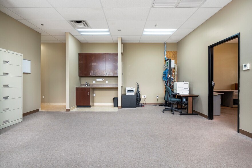 More Photos Of 1345 E Chandler Blvd, Phoenix Office For Lease