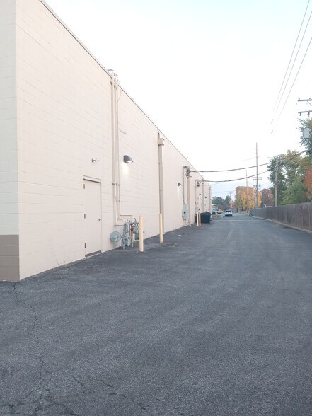 More Photos Of 1126-1144 Vaughn Rd, Wood River Storefront For Sale