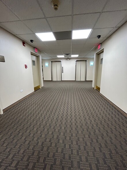 More Photos Of 1480 Renaissance Dr, Park Ridge Office For Lease
