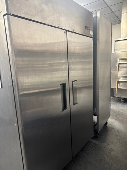 More Photos Of 8235-8239 Tampa Ave, Reseda Freestanding For Lease