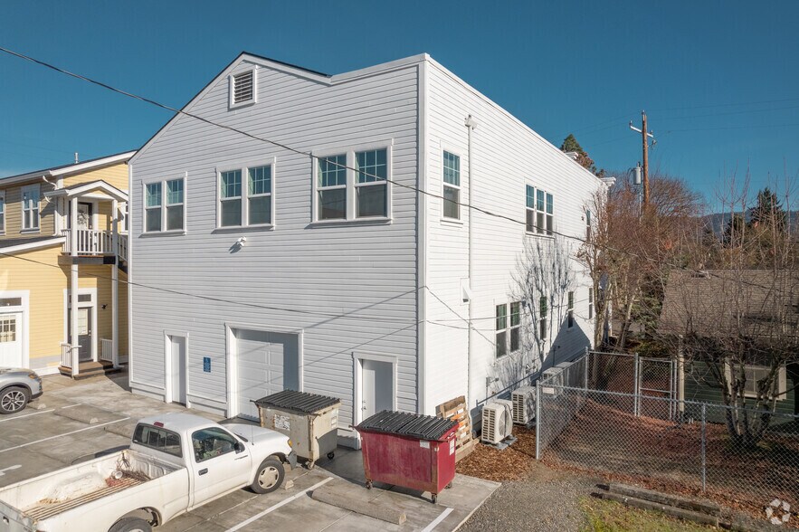 More Photos Of 91118 Harrison, Coburg Storefront Retail Office For Lease