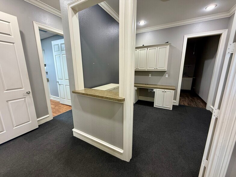More Photos Of 641 S Broadway Ave, Tyler Unknown For Lease