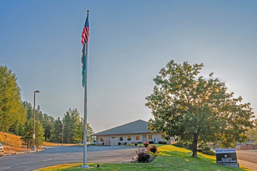 More Photos Of 1600 W 1st St, Newport Office For Sale