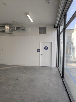 More Photos Of 18444 Ventura Blvd, Tarzana Service For Lease