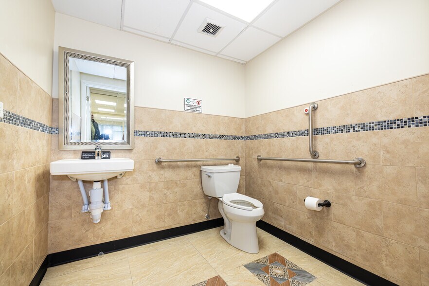 More Photos Of 111 Carleton Ave, Islip Terrace Medical For Lease