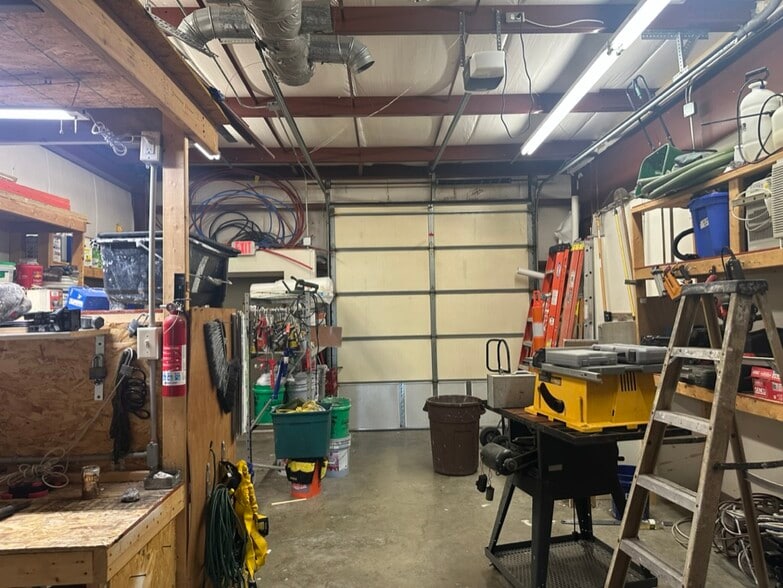 More Photos Of 1628 Commerce Pky, Bloomington Flex For Lease