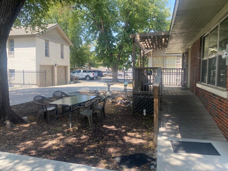 More Photos Of 2816 Hemphill St, Fort Worth Office For Sale