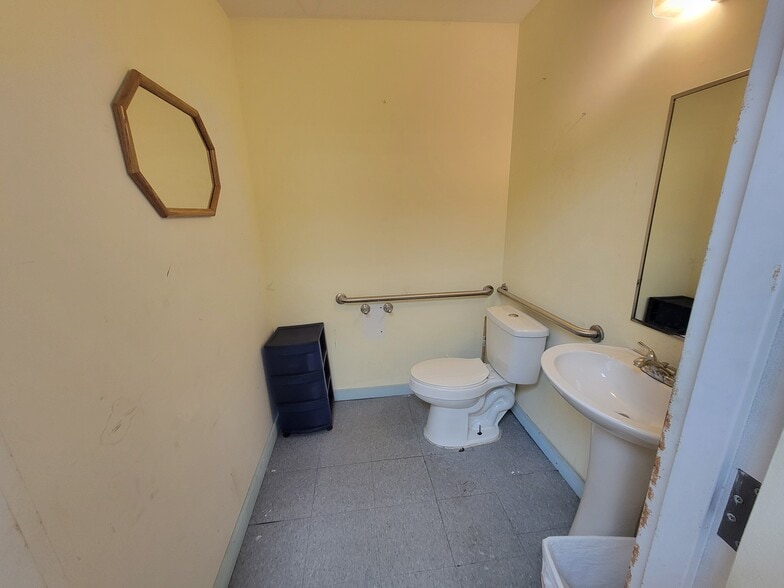 More Photos Of 5850 SE Abshier Blvd, Belleview Storefront Retail Office For Lease