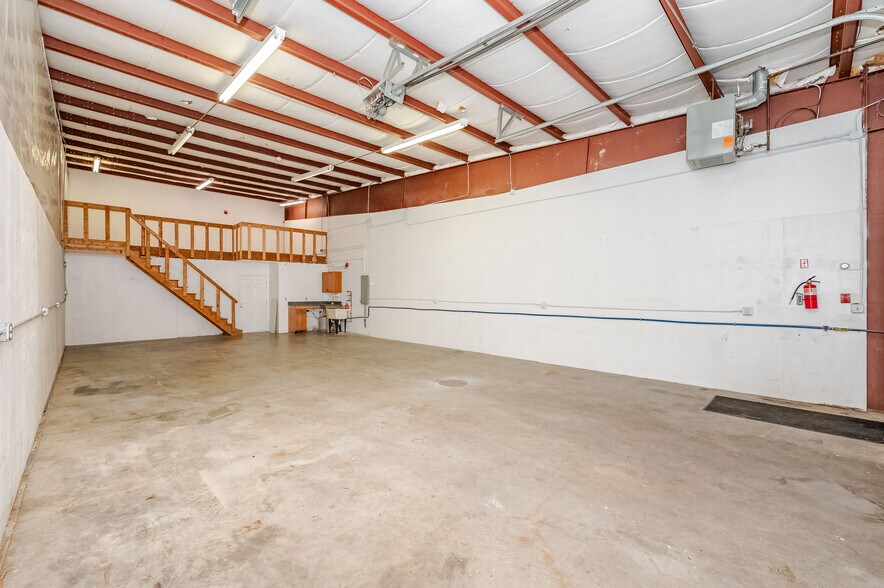 More Photos Of 16 Kingston Rd, Exeter Light Manufacturing For Sale