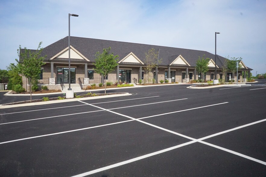 More Photos Of 132 Maple Row Blvd, Hendersonville Office For Lease