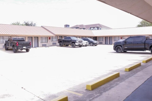 More Photos Of 1927 W Oaklawn Rd, Pleasanton Hotel For Sale