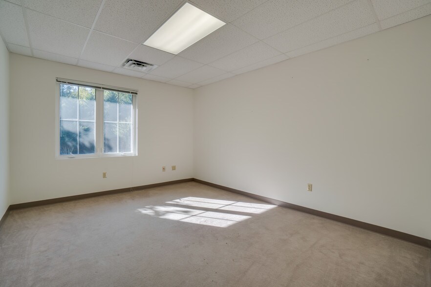 More Photos Of 2442 New Dorset Cir, Powhatan Office For Lease