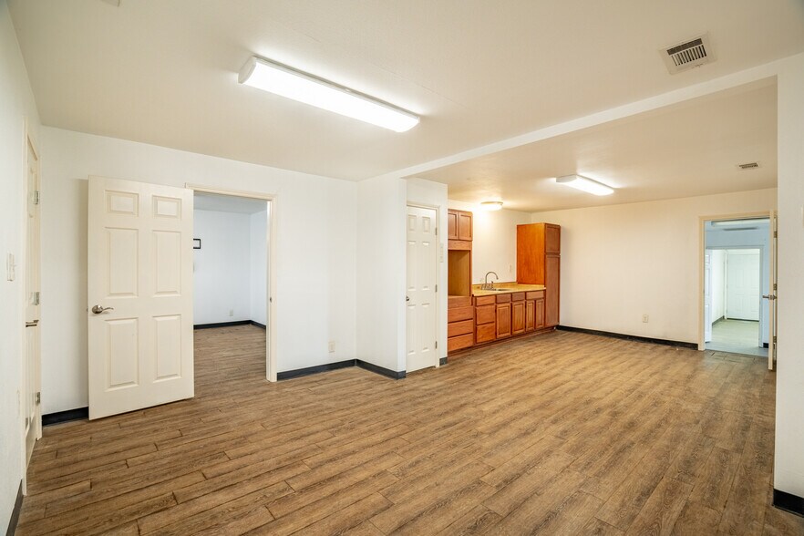 More Photos Of 401 W Simonds Rd, Seagoville Office For Sale