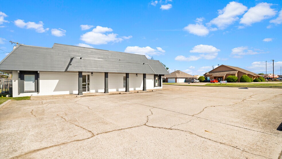 More Photos Of 8720 S Penn Ave, Oklahoma City Office For Sale