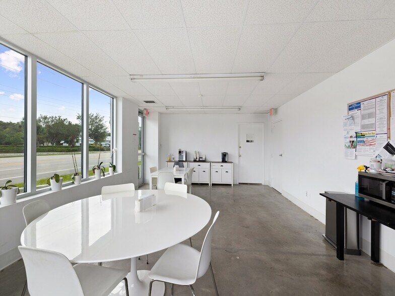 More Photos Of 675 US Highway 1, Vero Beach Warehouse For Lease