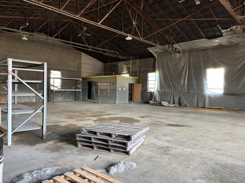 More Photos Of 125 N Blettner Ave, Hanover Industrial For Lease
