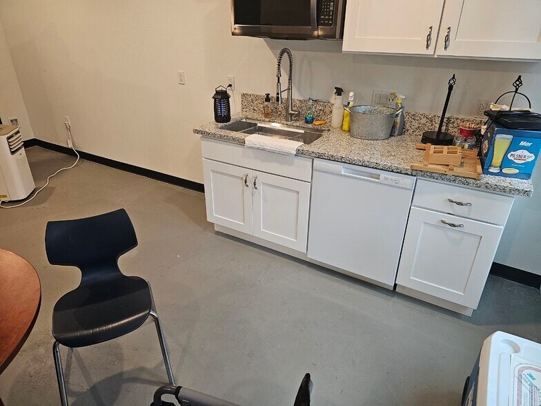 More Photos Of 5833 NE Portland Hwy, Portland Flex For Sale