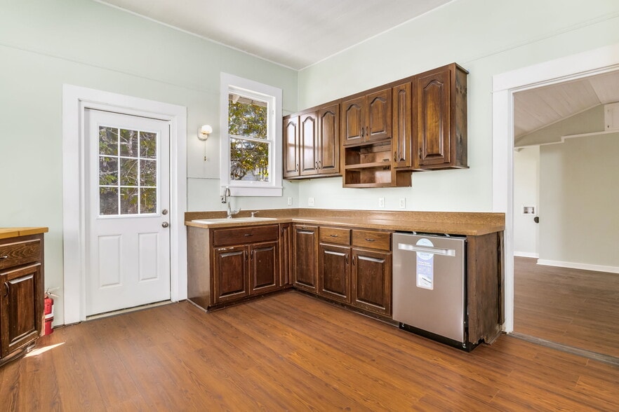 More Photos Of 6849 Oak St, Milton Freestanding For Lease